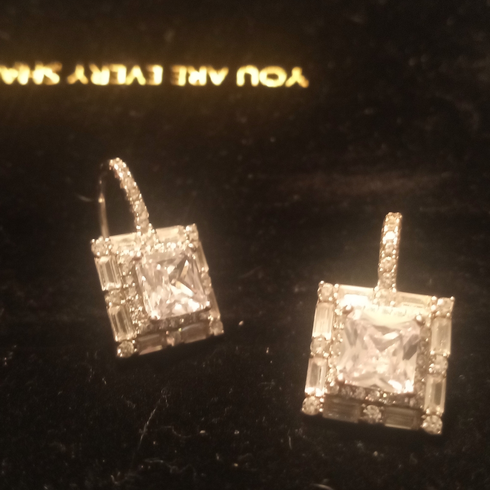 Bella Luce lever back earring